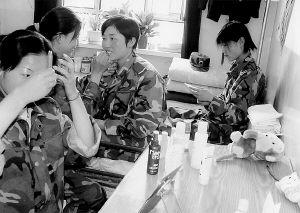 三十里营房医疗站海拔高 快乐女兵乐奉献(组图)