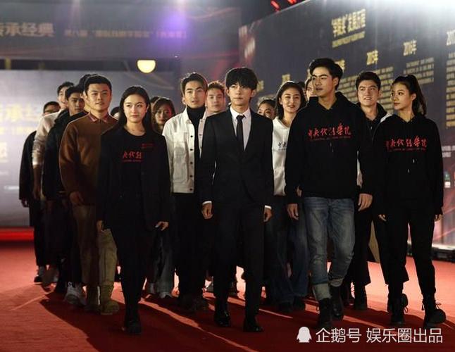 易烊千玺走红毯走出大佬范,身高不够人数来凑,侧颜更霸气