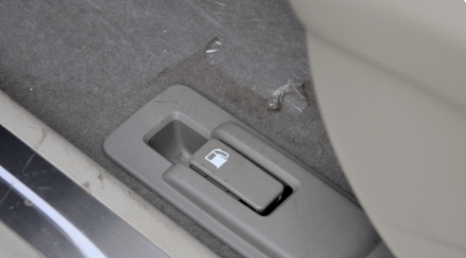 别克gl8油箱盖怎么开启