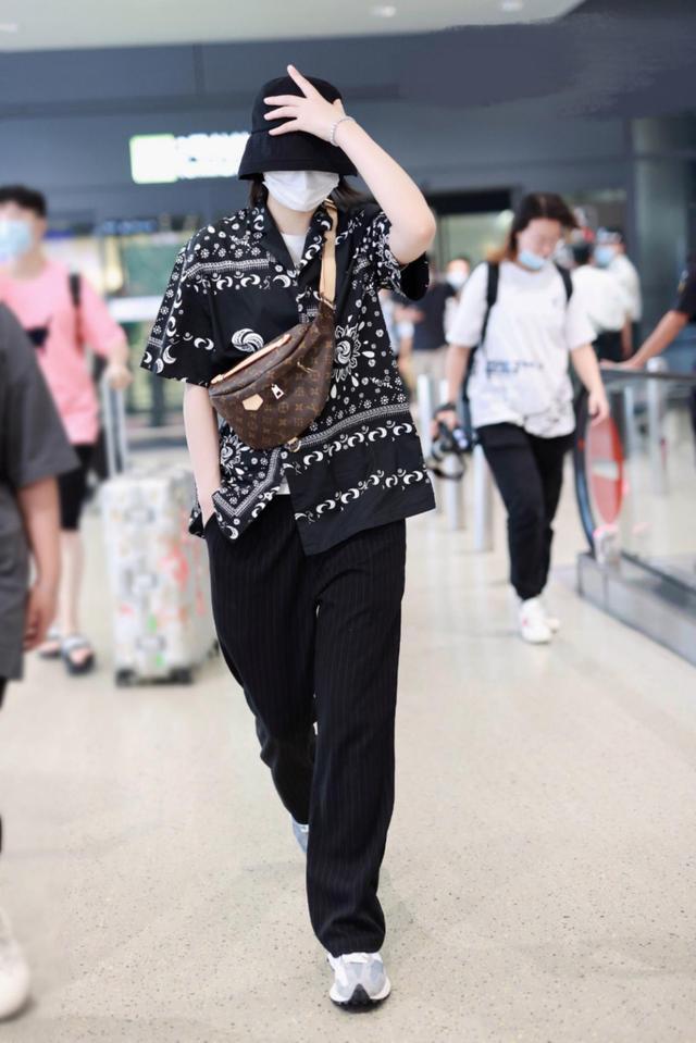 又a又飒的风格真是看不厌,李斯丹妮将西装穿出新花样