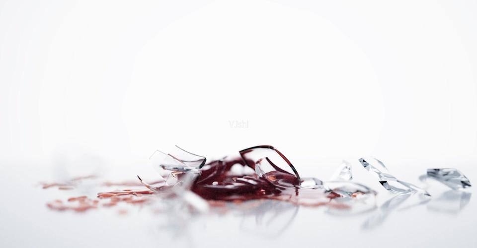 玻璃杯摔碎慢镜头特写