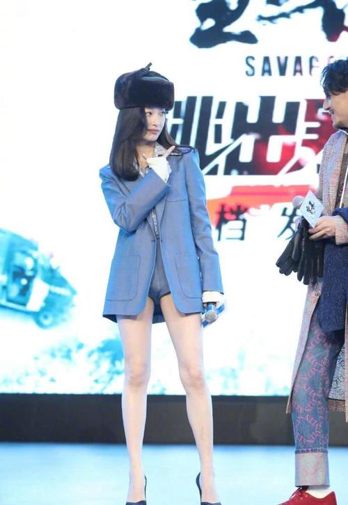 雪暴发布会,倪妮腿比廖凡裤子还白,身材颜值兼备!