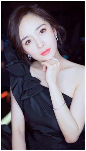 34岁杨幂再现时尚穿搭,小男孩背心上身,网友:童装要脱销了!