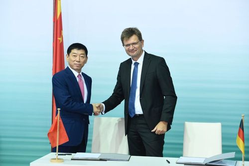 长城汽车创始人兼董事长魏建军与宝马集团研发董事傅乐希在签约仪式上
