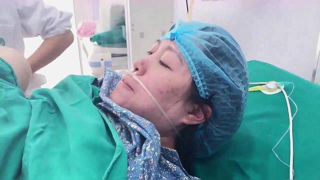 实拍孕妇家中分娩全程,听到小婴儿啼哭的那一刻,我被感动了!