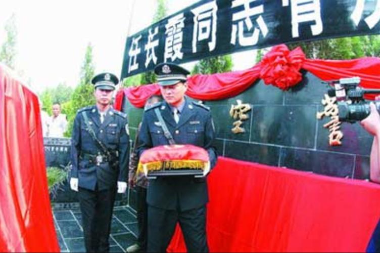 原创警界的神话任长霞,殉职时儿子还未成年,如今继续母亲的事业