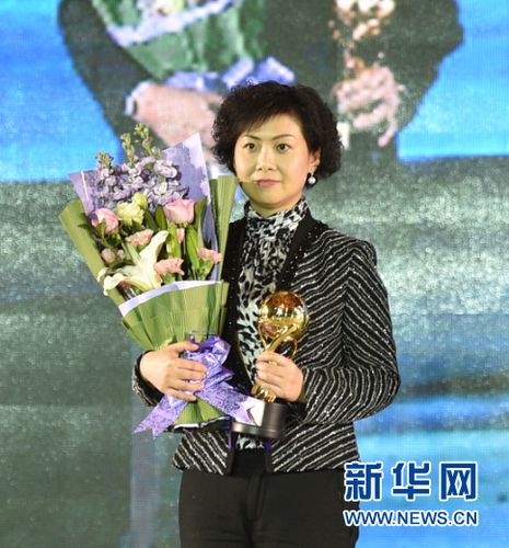 为飞利浦副总裁,集团公共事务部大中华区主管朱海鸾在领奖现场新华网