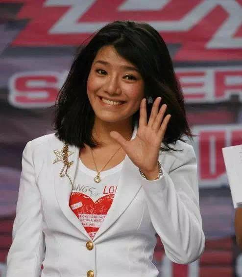 09年超女冠军江映蓉,唱跳都能打,但是熟龄风格在当时并非主流,所以