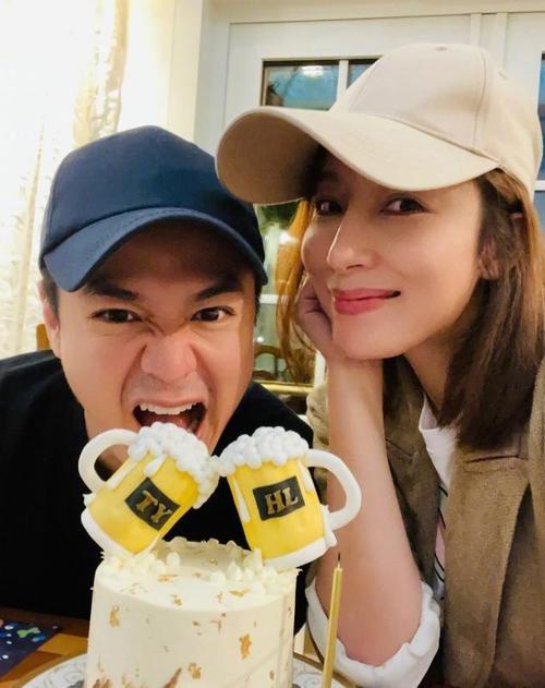 香港女星杨茜尧为罗子溢庆生女儿罕见出镜一家三口合照超甜