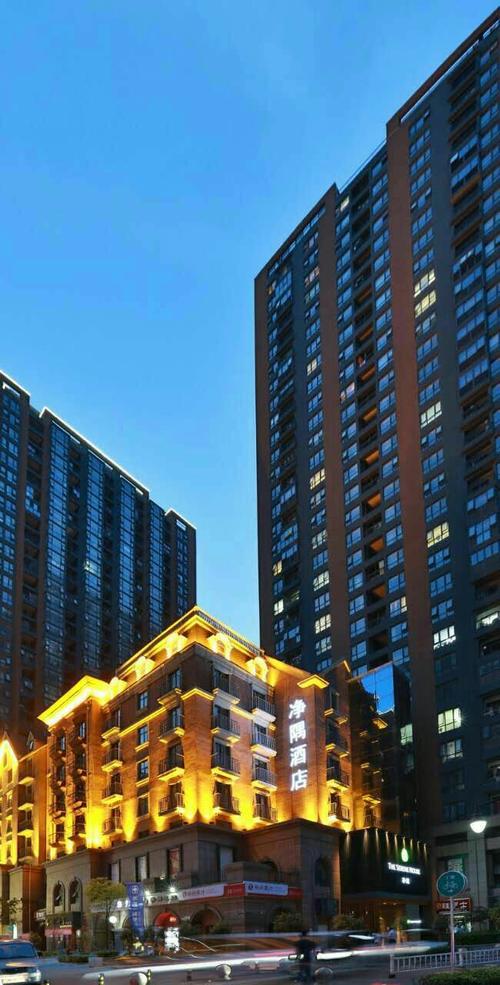 这个酒店位于中州大道与黄河路交叉口西北角金成时代广场7号楼