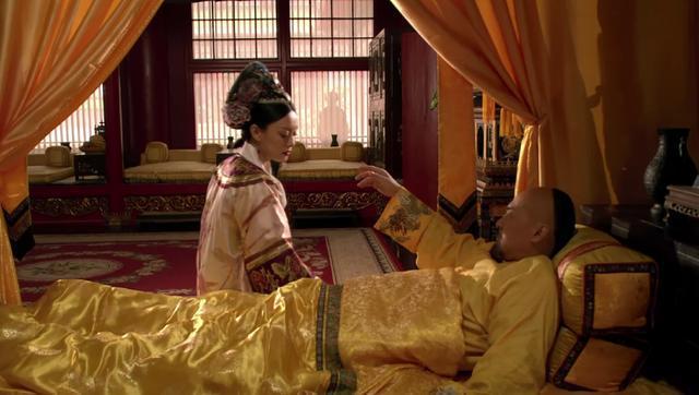 雍正死前摸了甄嬛的头发脸上为何万分悲痛你看她头上戴的什么