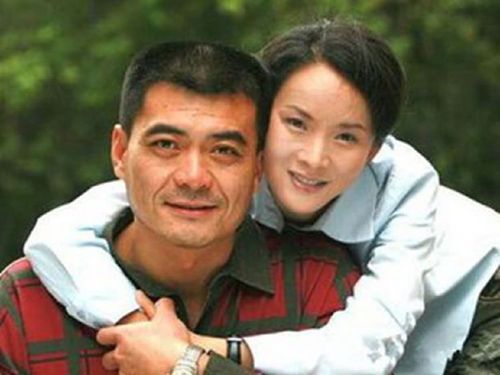 曾是春晚红人,丈夫抛弃她娶秦海璐,现和儿子相依为命!