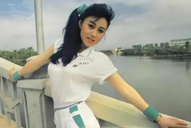 一直忽视利智的颜值,直到看到她与别人合照,果然是人间惊艳