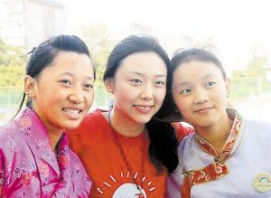 濮存昕女儿(中); 濮存昕老婆宛萍; 男子与女儿结婚照