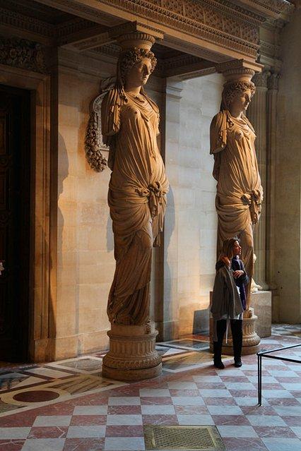 女神像柱是仿照希腊帕特农神庙的女像柱