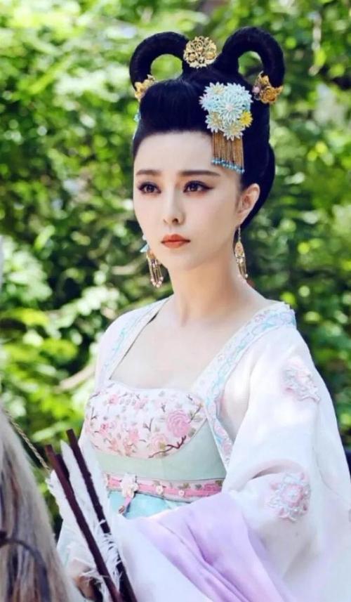 雍容华贵的古装扮相被范冰冰霸屏了