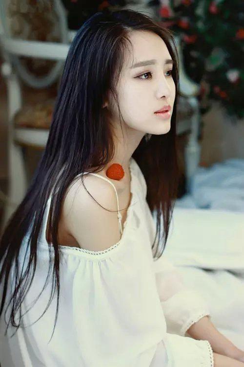 小清新风格的长发白衣美女写真图片