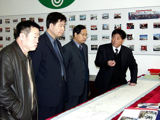 图为《京门九衢图》-通辽市原市委副书记王明义观看长卷留影