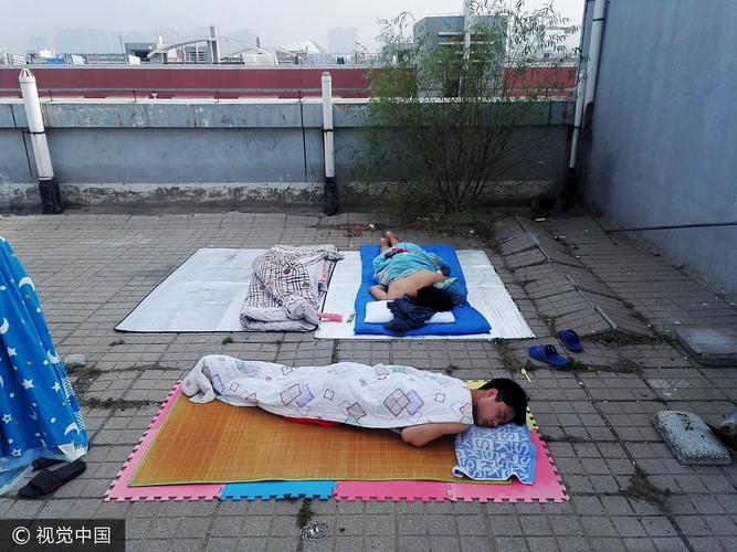 郑州一高校大学生避暑 睡楼顶打地铺