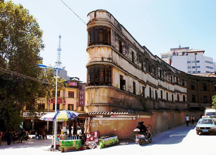 昆明胜利堂前酒杯楼