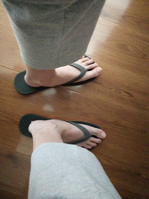 我14男穿这双人字拖合脚吗