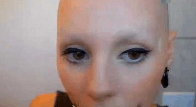 美女剃光眉毛后,画上自认为美丽的眉毛!