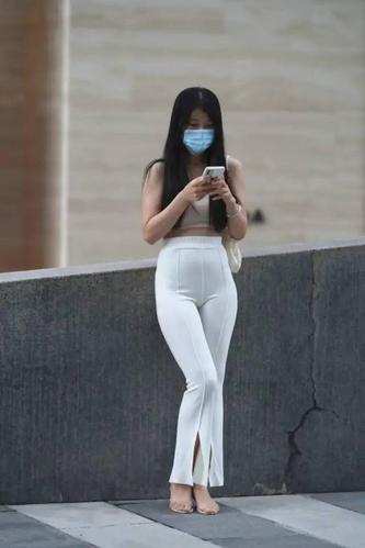 小姐姐穿的是一条白色的紧身裤,给我们最直观的感觉就是太干净了