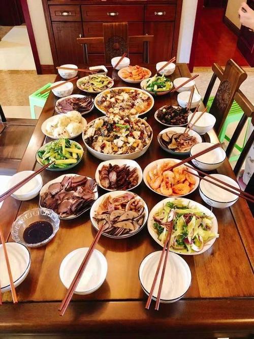 ag晒队员年夜饭,一诺家中简单,看到梦泪年夜饭愣了:富
