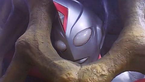 戴拿奥特曼被莫奈拉女王电死,迪迦奥特曼把戴拿救活!