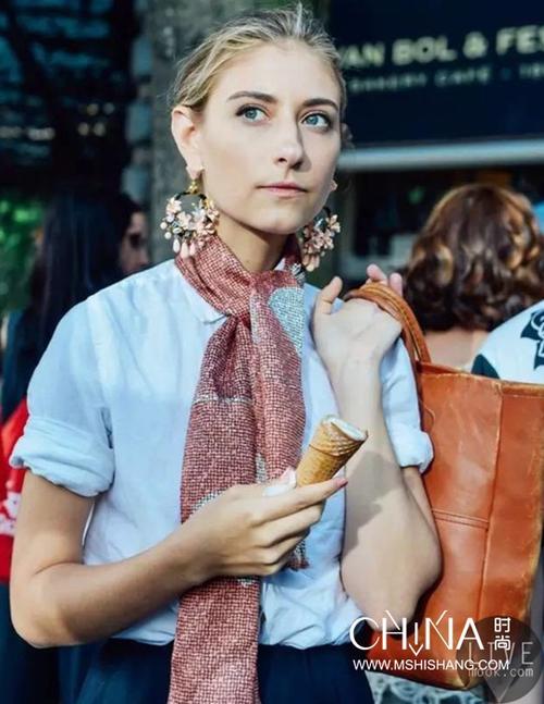 发型:oversize耳环最适合搭配露耳发型,可以把头发扎起来或者拢到耳