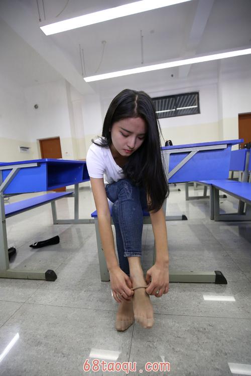 学生美足网:牛仔裤の丝袜脚 看.