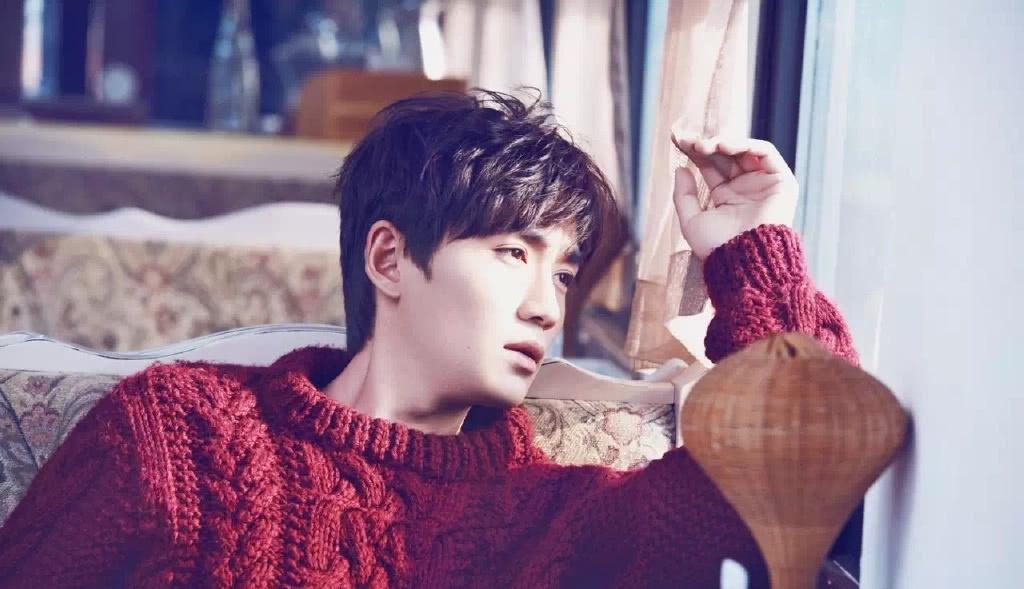 朱一龙的秋冬衣品简直不要太好,让居老师给你点"颜色"看看!