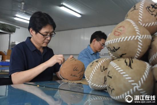 於剑痴迷於中国古代足球蹴鞠,十多年来,他坚持纯手工制作蹴鞠.