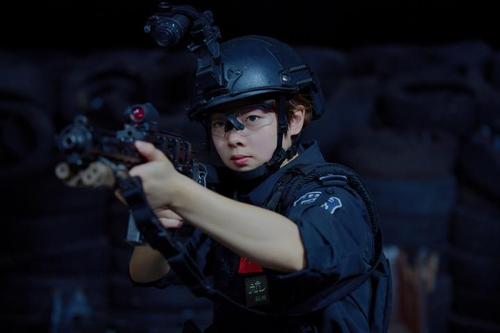 杭州动漫节值勤女特警,又美又飒!想找她学防身术,评论区留言