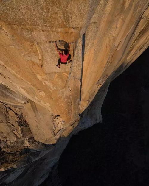 这种极度挑战自我的运动,已经有很多攀登大佬尝试了,《徒手攀岩》的