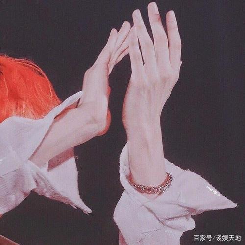 伯贤的手太让人痴迷啦骨节分明白嫩纤细手控党在哪里