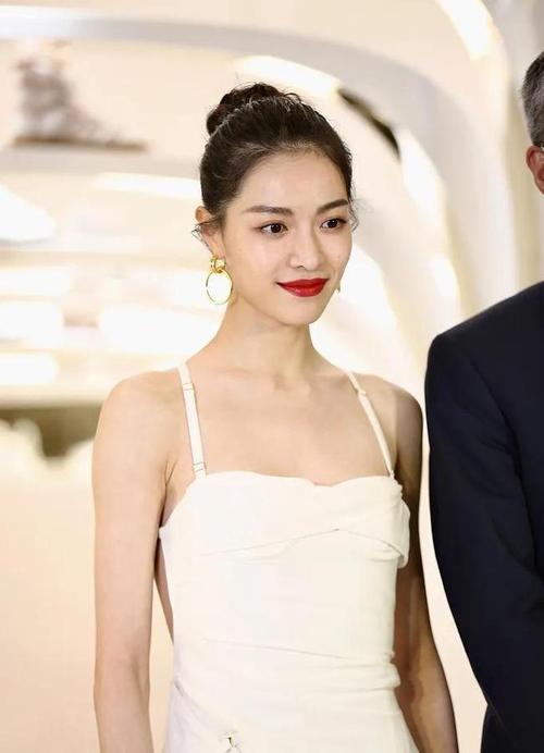 钟楚曦穿白色吊带抹胸裙大秀事业线雪肤娇嫩性感靓丽