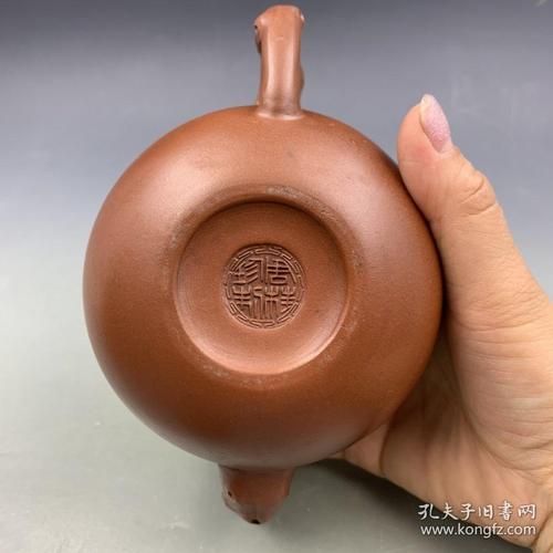 精品紫砂壶 材质:朱泥 底款:周桂珍 容量:约380cc左右