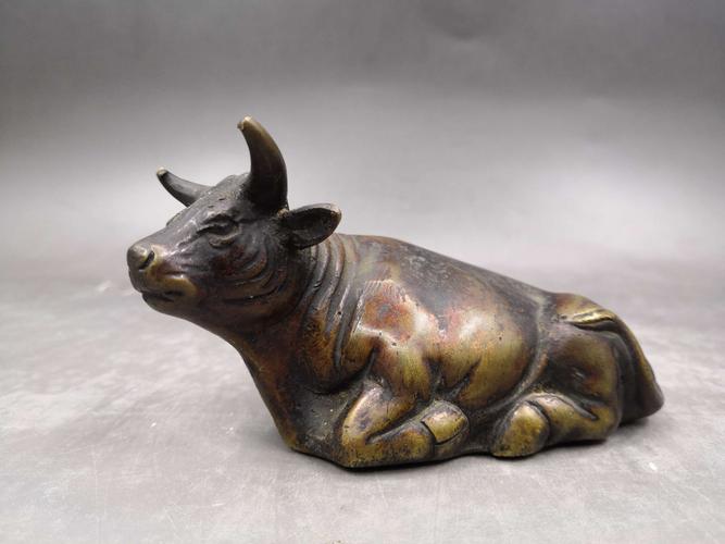 第427场微拍2号拍品  品名:清代铜牛镇纸    尺寸:高 6cm 长11cm