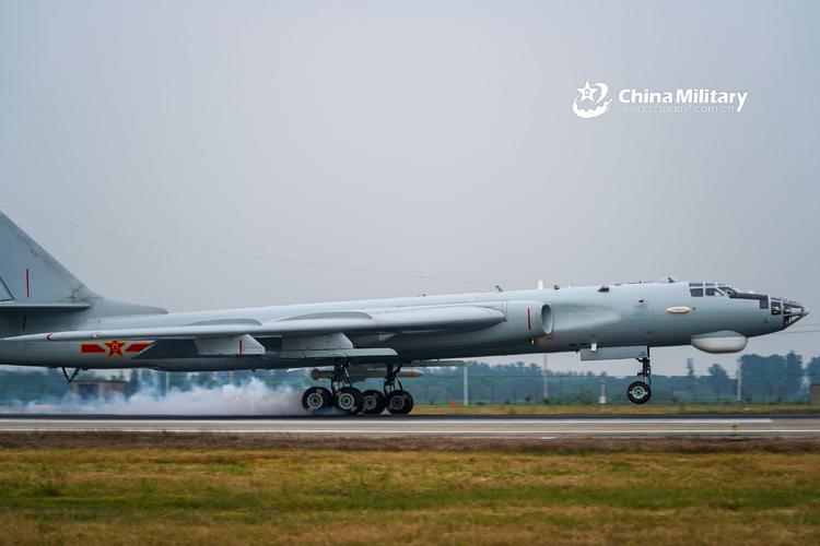 组图:高清酷图直击海军航空兵某团轰炸机飞行训练