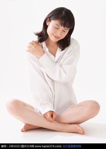 盘腿而坐的微笑美女