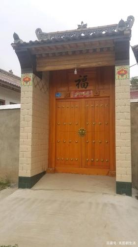 青砖木门中式大门,门顶正面配套耕与读的传统字样,庄浪人祖祖辈辈的