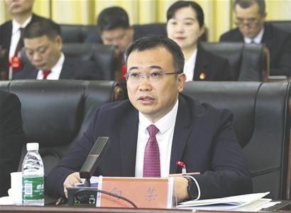 县委书记向荣出席大会并讲话,勉励各界代表和委员们要牢记党和人民的