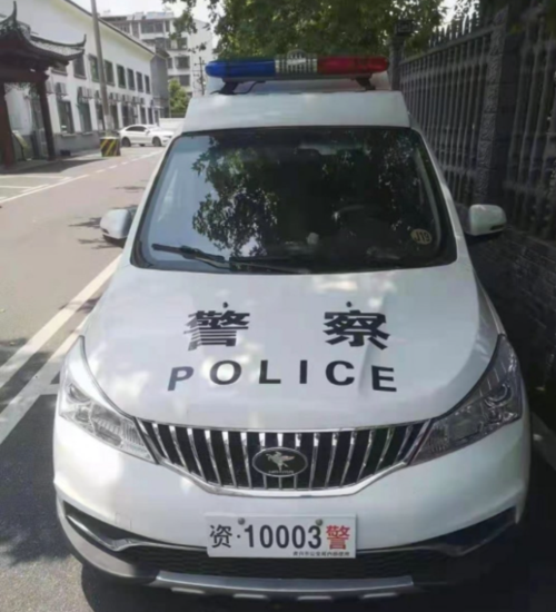 叮咚快评|资兴公安挂自制车牌上路,警车不够用的理由成立吗?