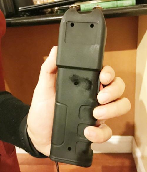 院遭遇非裔装精神病抢劫,她用活页夹将对方打跑,事后决定带电棍去上班