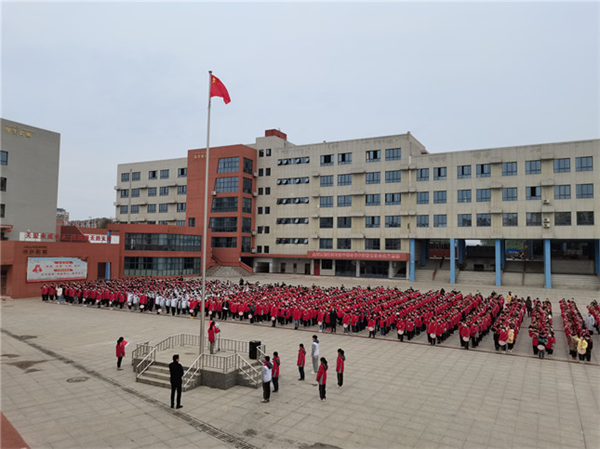 郧阳思源实验学校:举行新学期升旗仪式