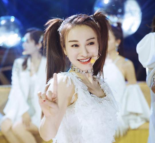 《乘风破浪的姐姐》热度排名:黄圣依垫底,吴昕第4,榜