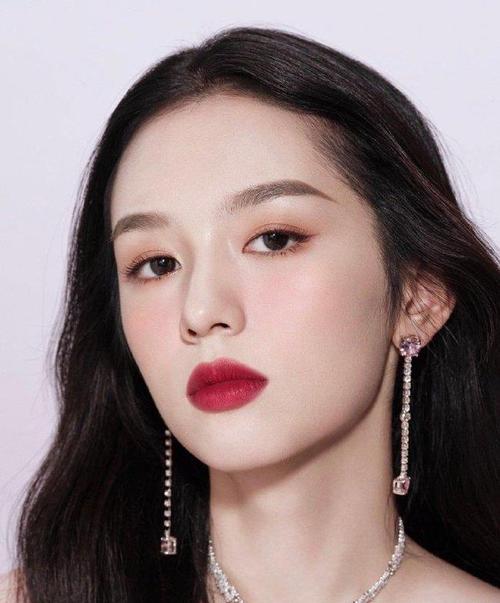 她妆容清淡的时候比较活泼,也比较校园,而妆容浓的时候就更加"女明星"