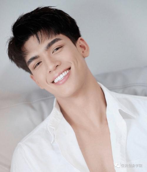 做为泰国娱乐圈的明星,他同时也是一位运动达人,长期的健身锻炼,才能