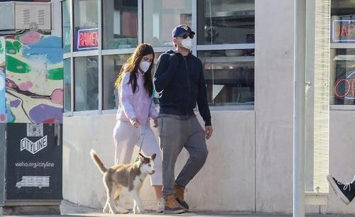 小李子带97年女友出街,一身休闲戴情侣口罩遛狗,甜蜜升温太虐狗